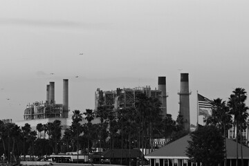 Obraz premium Industrial Plant and Palm Trees in Redondo Beach at Dusk