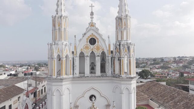 iglesia blanca en Chiapas siendo rodeada por un dron 