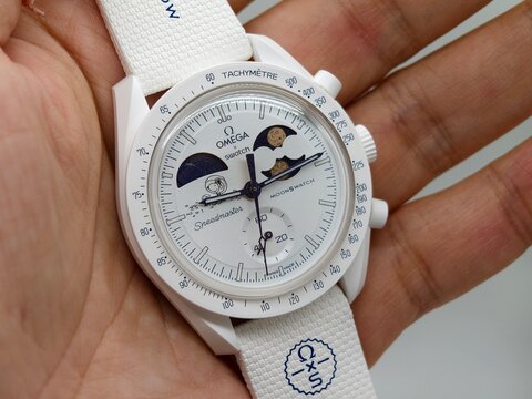 Swatch x Omega MoonSwatch Mission to the Moonphase Snoopy Full Moon Edition. Speedmaster design with playful Peanuts animation, popular among watch enthusiasts and collectors worldwide.