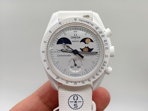 Swatch x Omega MoonSwatch Mission to the Moonphase Snoopy Full Moon Edition. Speedmaster design with playful Peanuts animation, popular among watch enthusiasts and collectors worldwide.