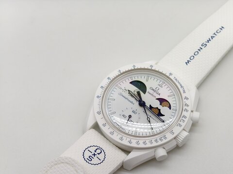 Swatch x Omega MoonSwatch Mission to the Moonphase Snoopy Full Moon Edition. Speedmaster design with playful Peanuts animation, popular among watch enthusiasts and collectors worldwide.