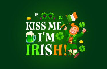 Obraz premium Kiss me i am Irish quote St Patrick's day greeting card. Irish holiday celebration vector banner or greeting card. St Patrick's quote print with leprechaun character, shamrock clovers and typography
