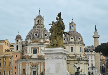 Obraz premium ROME, ITALY - MARCH 1, 2026: View from Altare della Patria featuring Santa Maria di Loreto church, Santissimo Nome di Maria dome, and Trajan's Column under a cloudy sky