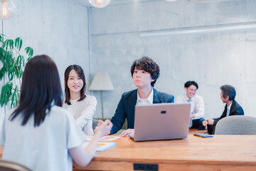 取引先と商談をするビジネスパーソン © maroke