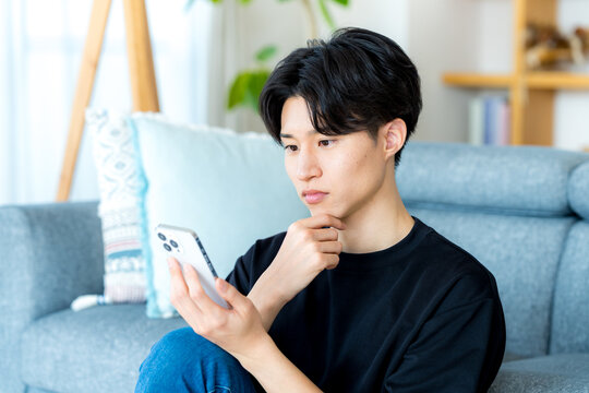 スマホを操作する若い男性