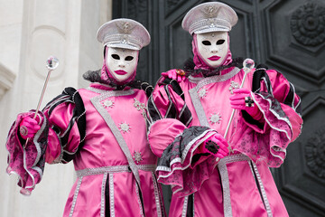 Obraz premium Venice, Italy - February 13, 2026 - People dressed in masks for the Venice Carnival have their photos taken by tourists