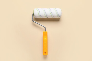 Obraz premium Paint roller on beige background