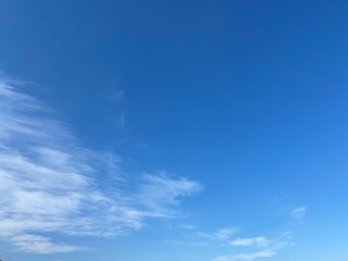 青空に浮かぶ白い雲と広いコピースペース 背景素材
