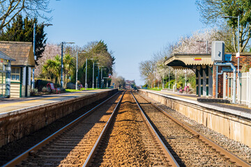 Obraz premium Train line and small train station in the UK during Spring