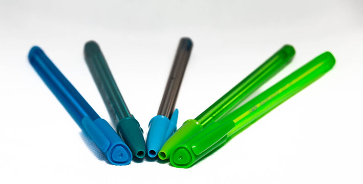 vibrante selecci&oacute;n de bol&iacute;grafos de colores, listos para plasmar nuevas ideas, dedicar palabras especiales, celebrando la alegr&iacute;a de escribir a mano