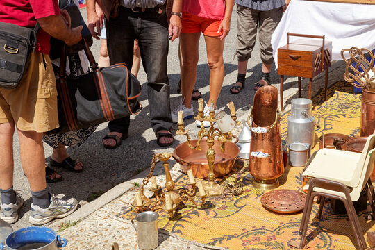 Clients int&eacute;ress&eacute;s par les objets d'une brocante ou d'un vide-grenier