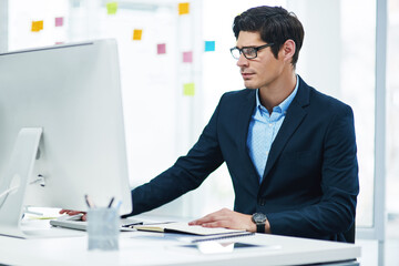 Naklejka premium Reading, notebook or businessman with computer in office, stock market research or investment planning. Pc, trading proposal or advisor with economy insight for forecasting, report or email feedback