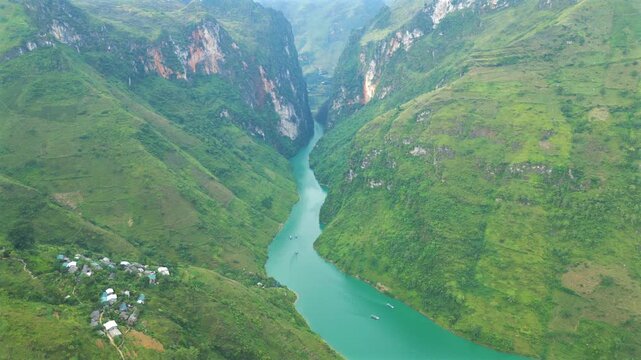 Stunning aerial footage of the turquoise Nho Que River flowing through the majestic Tu San Canyon, Southeast Asia's deepest canyon