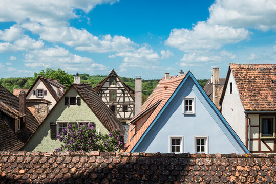 Blick vom Wehrgang der Stadtmauer von Rothenburg ob der Tauber auf die mittelalterlichen H&auml;user in der Altstadt, Bayern, Deutschland