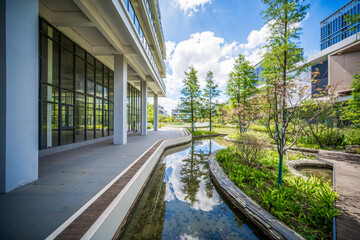 Obraz premium Tranquil Pathways Through a Modern Urban Garden Oasis