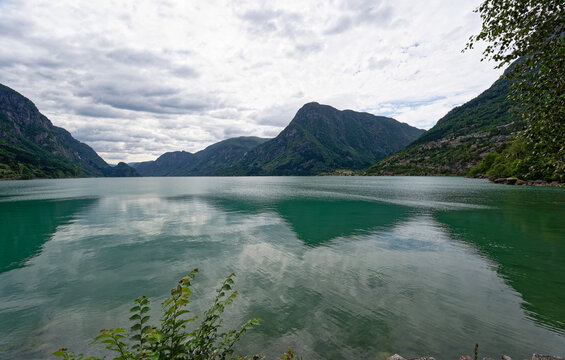 Blick auf Sandvevatnet in Odda in Norwegen