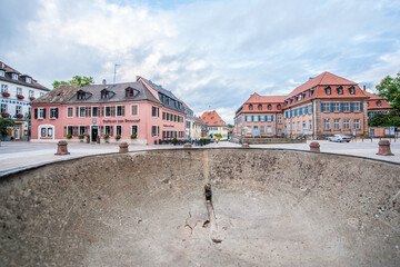 Obraz premium Innenansicht der Schale des Domnapf aus Sandstein auf Häuser am Domlatz in Speyer vor Wolkenhimmel