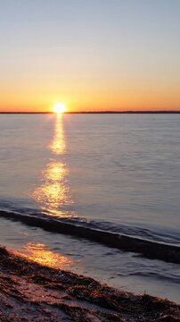 Sonnenuntergang &uuml;ber ruhigem Meer mit goldenem Lichtreflex auf dem Wasser, friedliche Abendstimmung, minimalistische Naturaufnahme mit viel Freiraum f&uuml;r Text