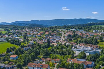 Obraz premium Ausblick auf den Luftkurort Viechtach am Schwarzen Regen im Naturpark Bayerischer Wald im Sommer