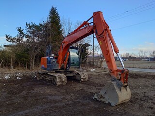 土木現場で活躍する油圧ショベル