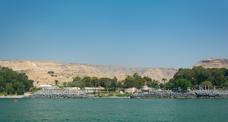 Fototapeta premium Oasis Landscape with Desert Hills and Calm Water