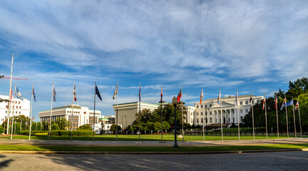 Obraz premium Wide angle view of the Alabama State Capitol and the Avenue of Flags under a blue sky in Montgomery