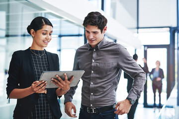 Obraz premium Business, people or discussion with tablet in office for live quotes, trading news or monitor market. Staff, trader or mentor advice with tech for equity review, profit alert or portfolio performance