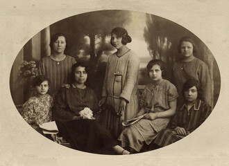 FOTOGRAFIA ANTICA CON GRUPPO DI RAGAZZE IN POSA © blantiag