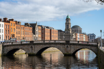 Obraz premium Historic bridge and Four Courts along River Liffey