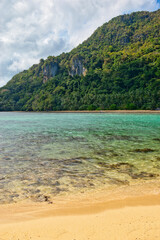 Obraz premium PALAWAN, PHILIPPINES - DECEMBER 21, 2023: Tropical islands in El Nido on Palawan Island in the Philippines. 6 million tourists visited Philippines in 2016. On a hot sunny afternoon. Beautiful scener