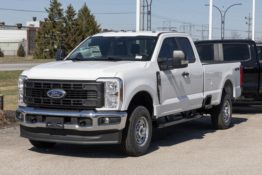 Ford F-250 Super Duty SRW 4X4 Supercab display. Ford offers the F250 with a 6.8L DEVCT NA PFI V8 engine. MY:2026