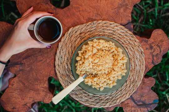 persona desayunando reviro al aire libre, receta tradicional y cultural de Misiones