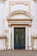 Naklejka premium Old wooden door with stone structure in a historic building during daytime