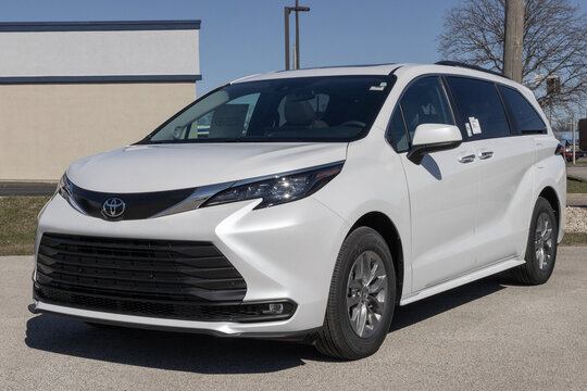 Toyota Sienna XLE SUV Minivan display at a dealership. Toyota offers the Sienna with a 2.5L 4-Cylinder Hybrid engine. MY:2026