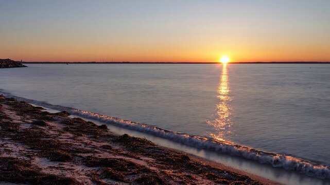 Sonnenuntergang &uuml;ber ruhigem Meer mit goldenem Lichtreflex auf sanften Wellen, friedliche Abendstimmung, minimalistische Naturaufnahme, viel Freiraum f&uuml;r Text