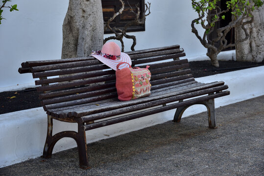 Chapeau et sac sur un banc