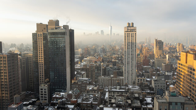 Vue du sud de Manhattan avec le jour qui se l&egrave;ve avec une l&eacute;g&egrave;re brume