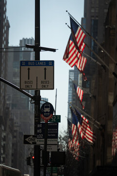 Rue dans Manhattan avec de multiple drapeau am&eacute;ricain
