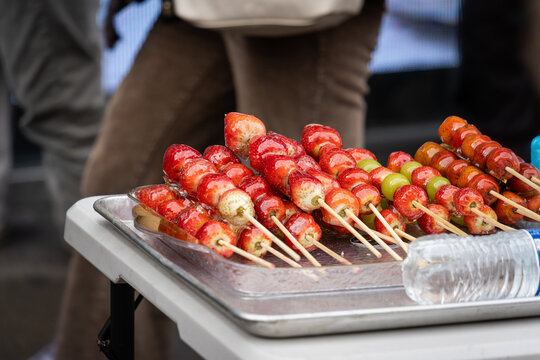 Brochettes de fraise sucr&eacute;e sur un plateau &agrave; Little China &agrave; New-York