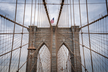 Obraz premium Pont de Brooklyn en symétrie avec le drapeau américain au milieu