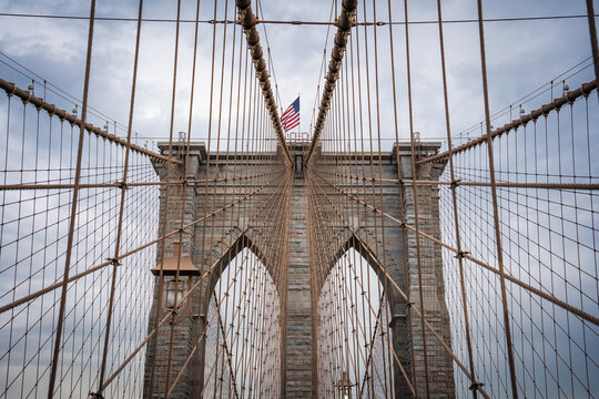 Pont de Brooklyn en sym&eacute;trie avec le drapeau am&eacute;ricain au milieu