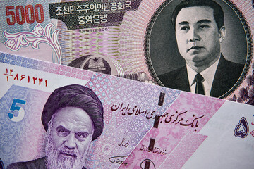 won północnokoreański, i rial irański, banknoty © Marcin Łazarczyk