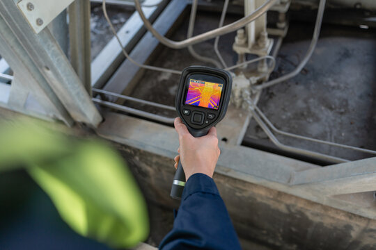 Thermal camera supports industrial monitoring on tubing and fittings, revealing heat patterns at connection points to improve safety, reliability, diagnostics, and inspection.