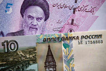 rubel rosyjski i rial irański, banknoty © Marcin Łazarczyk