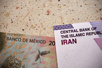 peso meksykańskie i rial irański, banknoty © Marcin Łazarczyk
