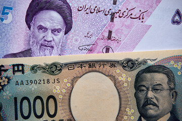 jen japoński i rial irański, banknoty © Marcin Łazarczyk