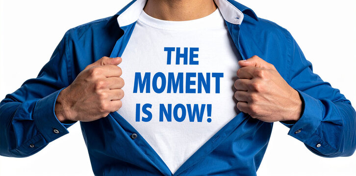 The moment is now! - Ein Mann öffnet sein Hemd und zeigt sein TShirt