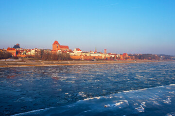 Widok z mostu na panoramę miasta, częściowo zamarźnięta Wisła, Toruń, Polska, View from the bridge of the city panorama, partially frozen Vistula River, Toruń, Poland © 123108 Aneta