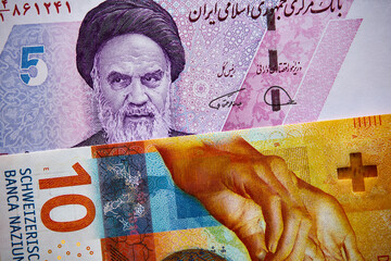 frank szwajcarski i rial irański, banknoty © Marcin Łazarczyk