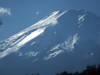 Wind blown snow drifting from Mount Fuji summit © ぽるる